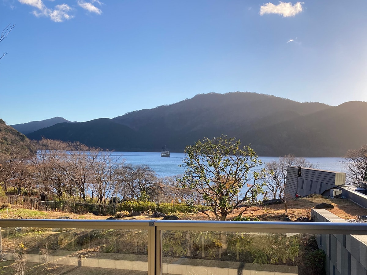 客室からの眺め。晴れていたものの強風でロープウェイは運休……