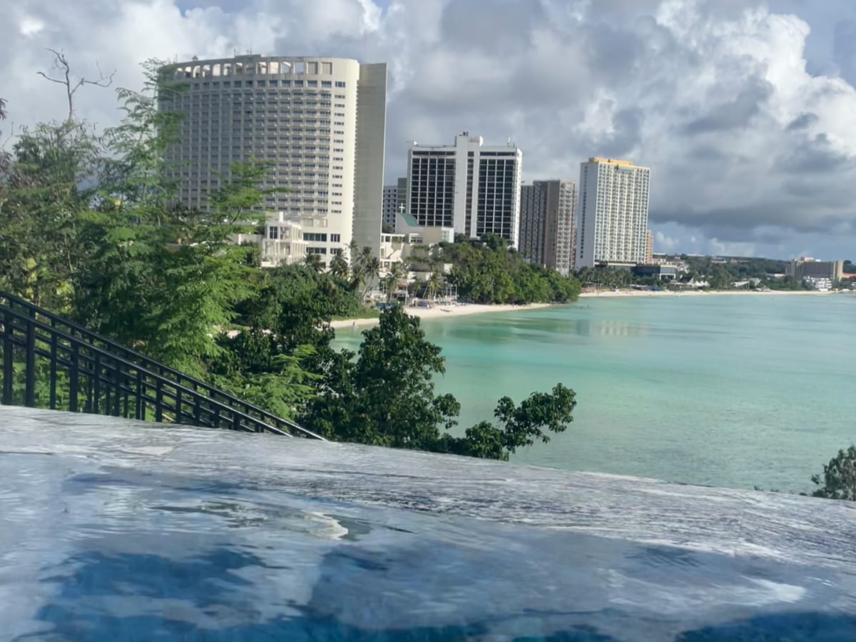 ホテル自慢のインフィニティプール