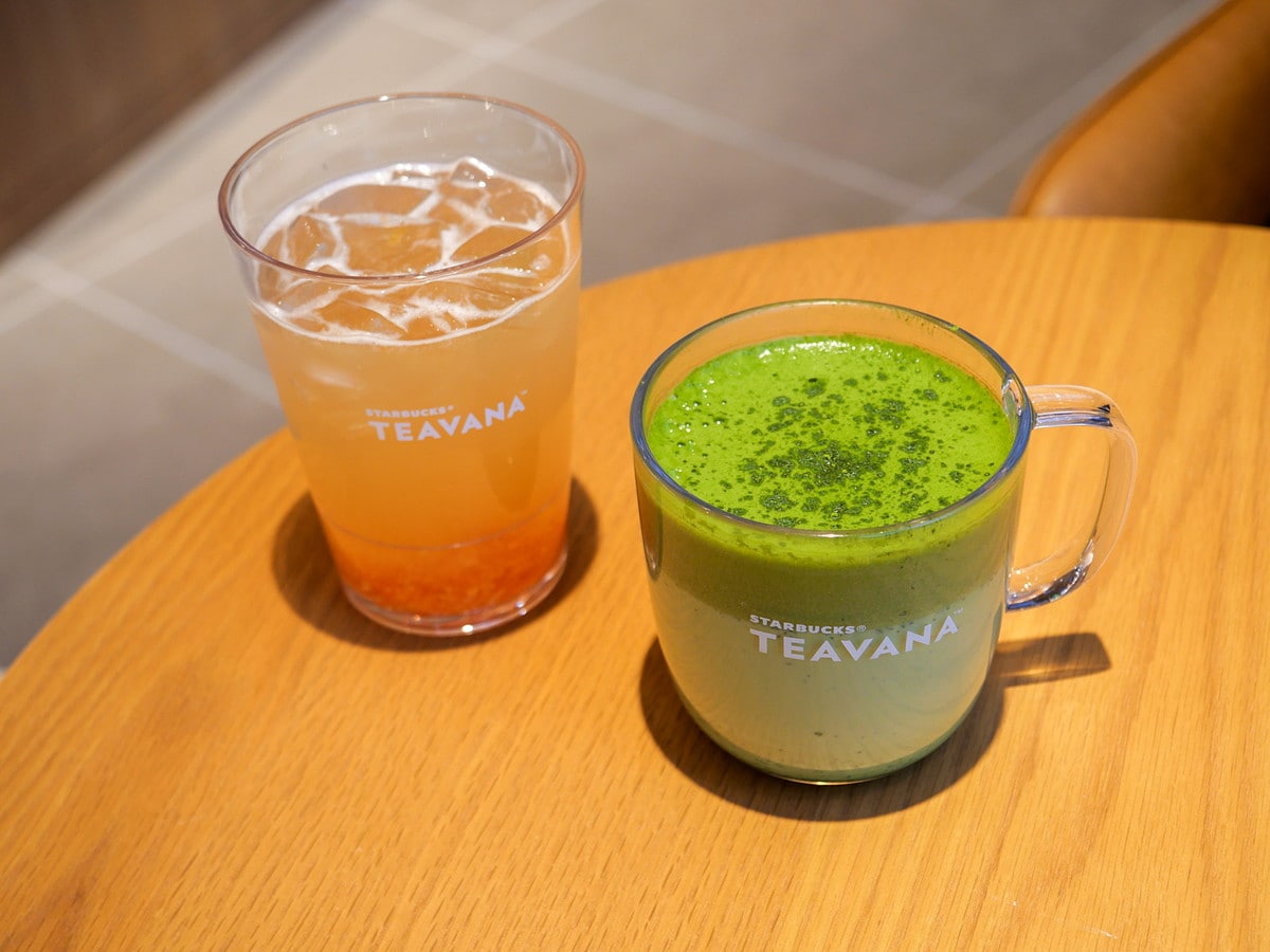 左：ゆず & シトラス ラベンダー セージ ティー アイス（Tall、税込690円）右：和三蜜 抹茶 ティー ラテ ホット（Tall、税込690円）