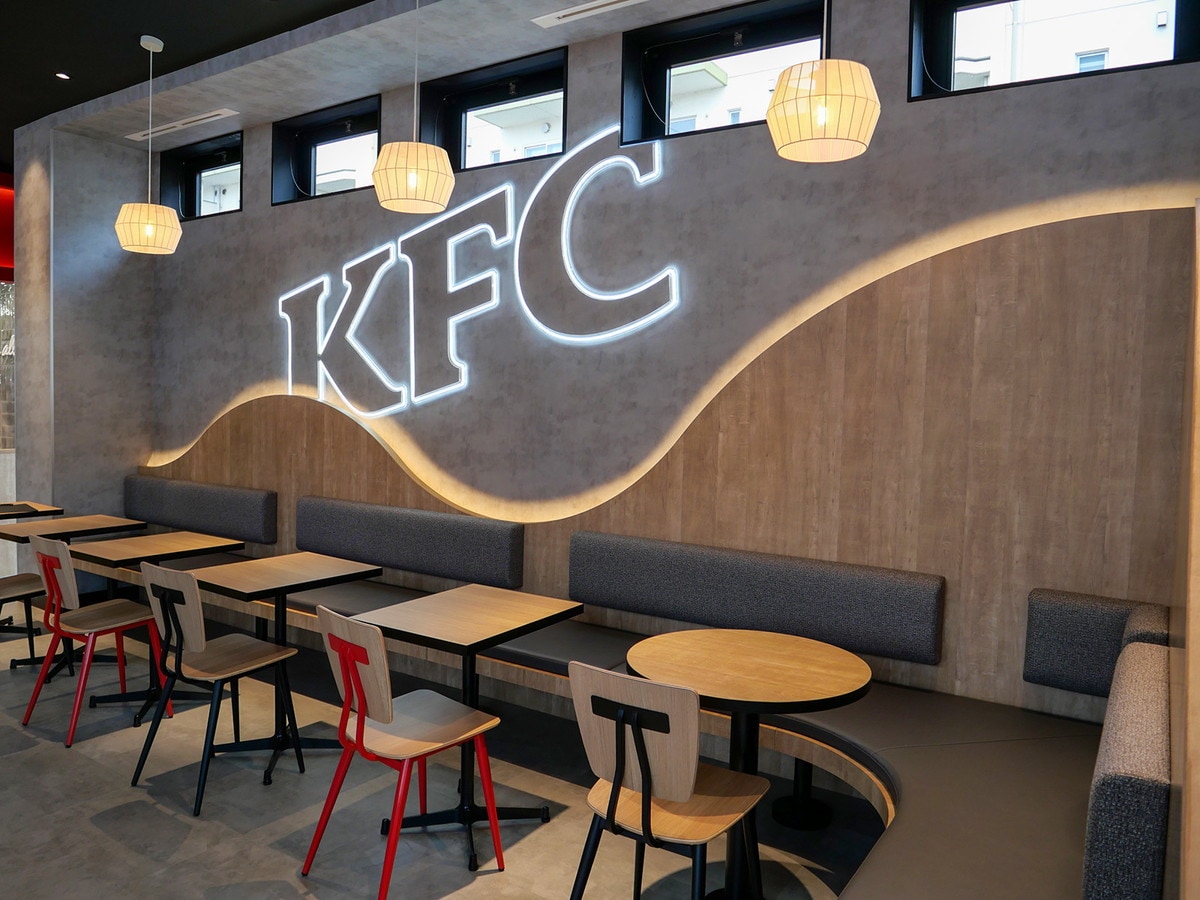 さまざまな人数に対応できる可動式の2人用テーブル