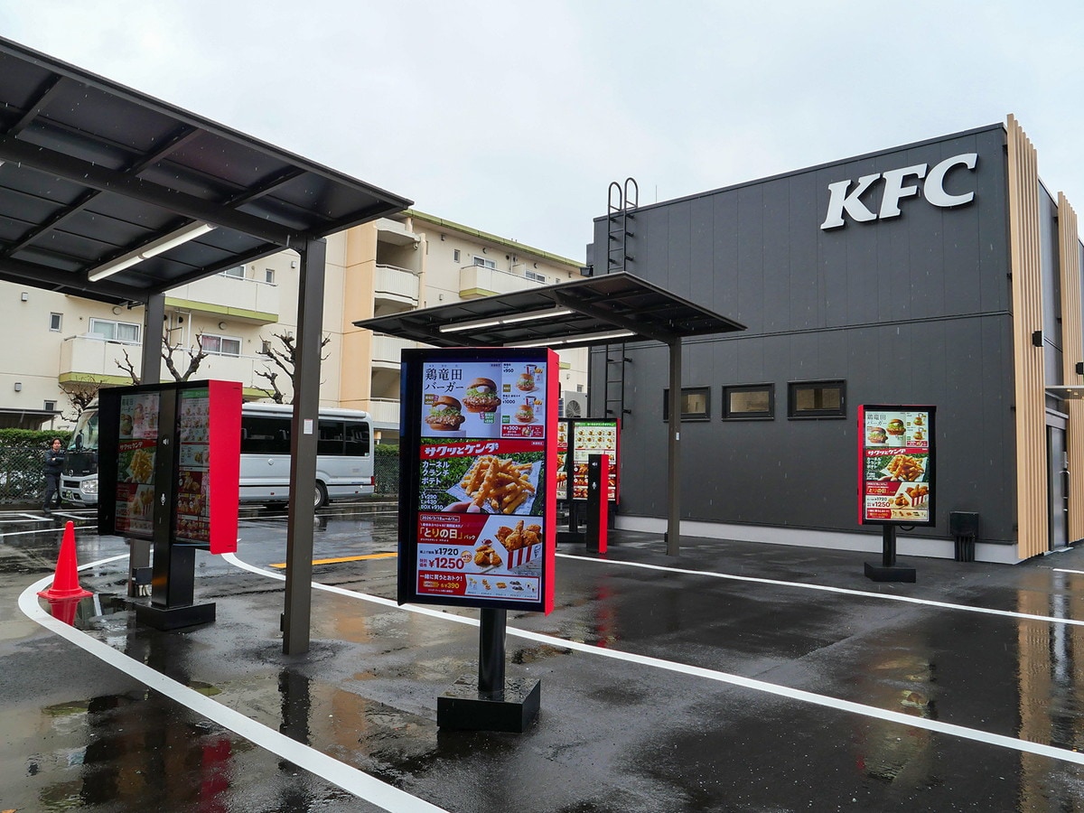 ドライブスルーはダブルレーンを採用