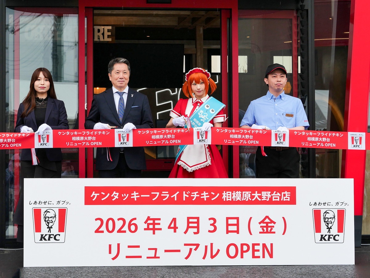 テープカットの様子。左から、商品開発担当 村井弥夢さん、遠藤久 KFC代表取締役会長CEO、えなこさん、豊松 相模原大野台店店長