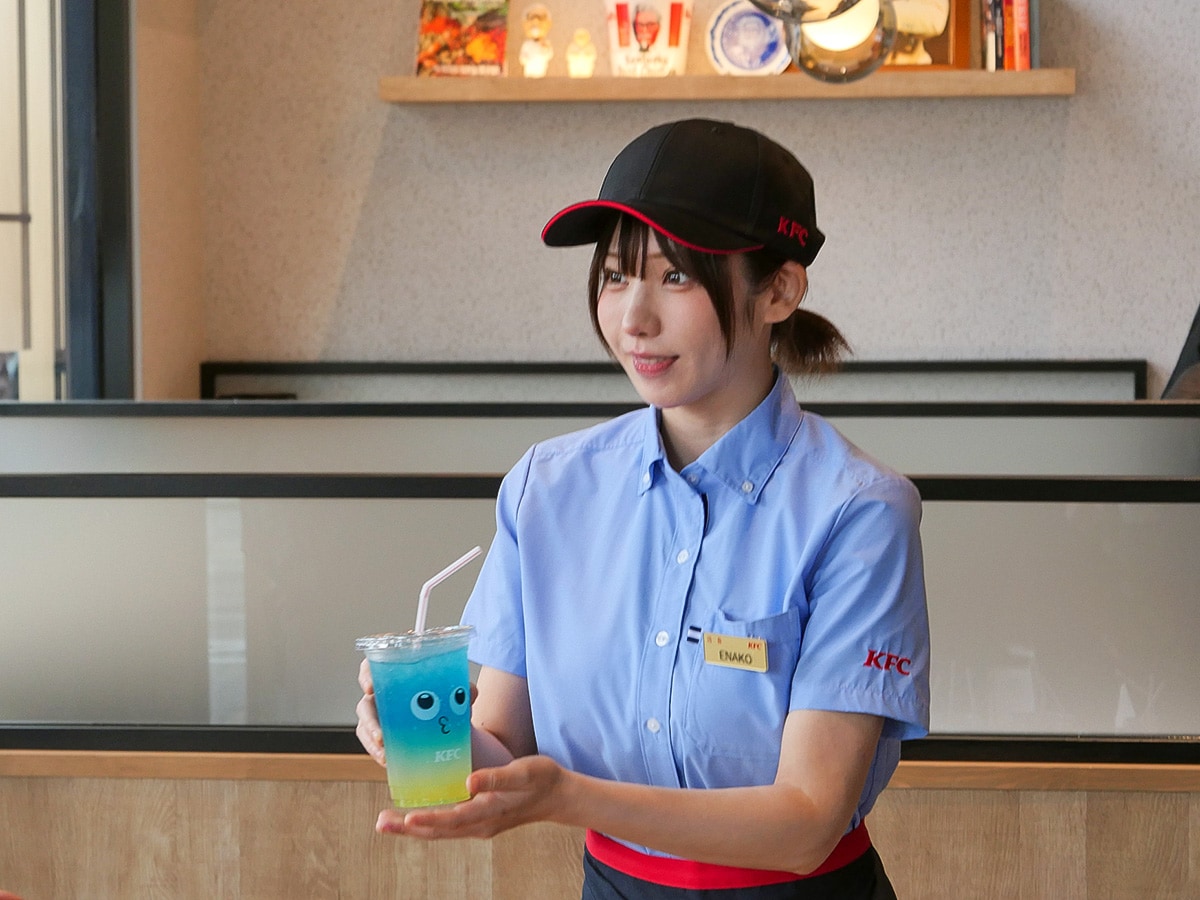 胸元には「店長 ENAKO」と書かれたネームプレートが