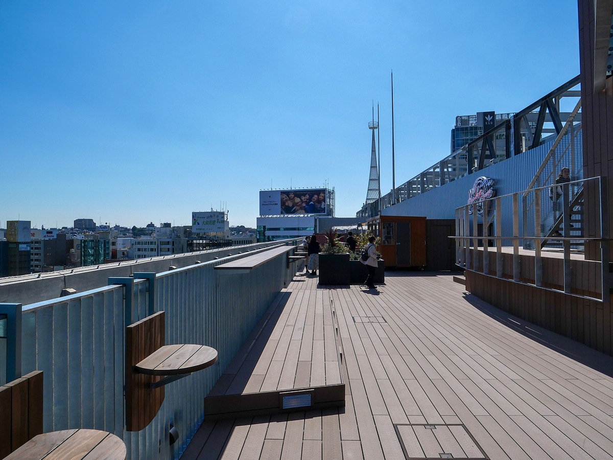 旧横浜市庁舎の屋上を活用した「HAMAKAZEテラス」