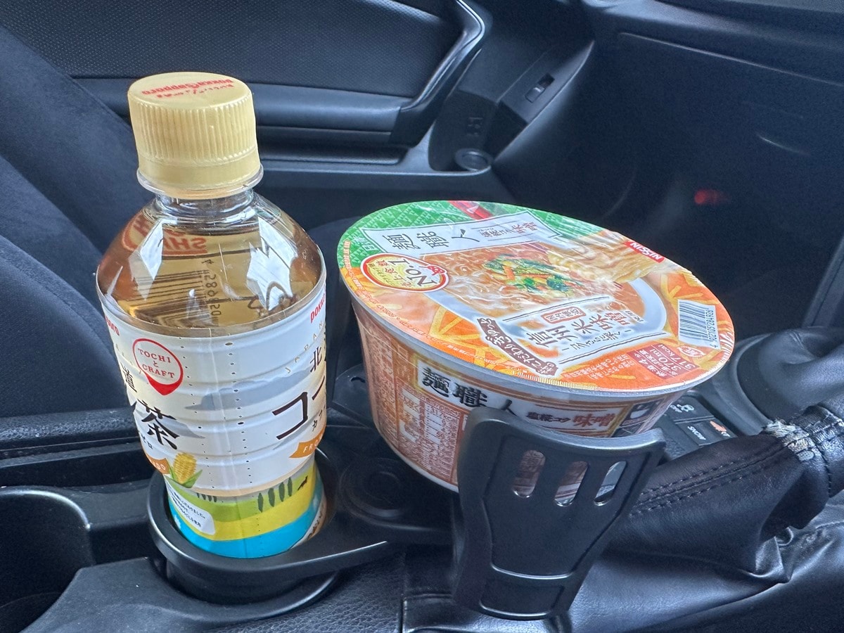 カップ麺をホルダーに