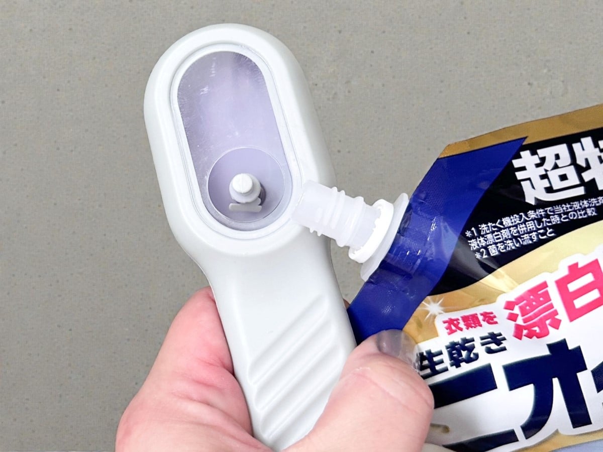洗剤を入れる　「洗剤IN手洗いブラシ」