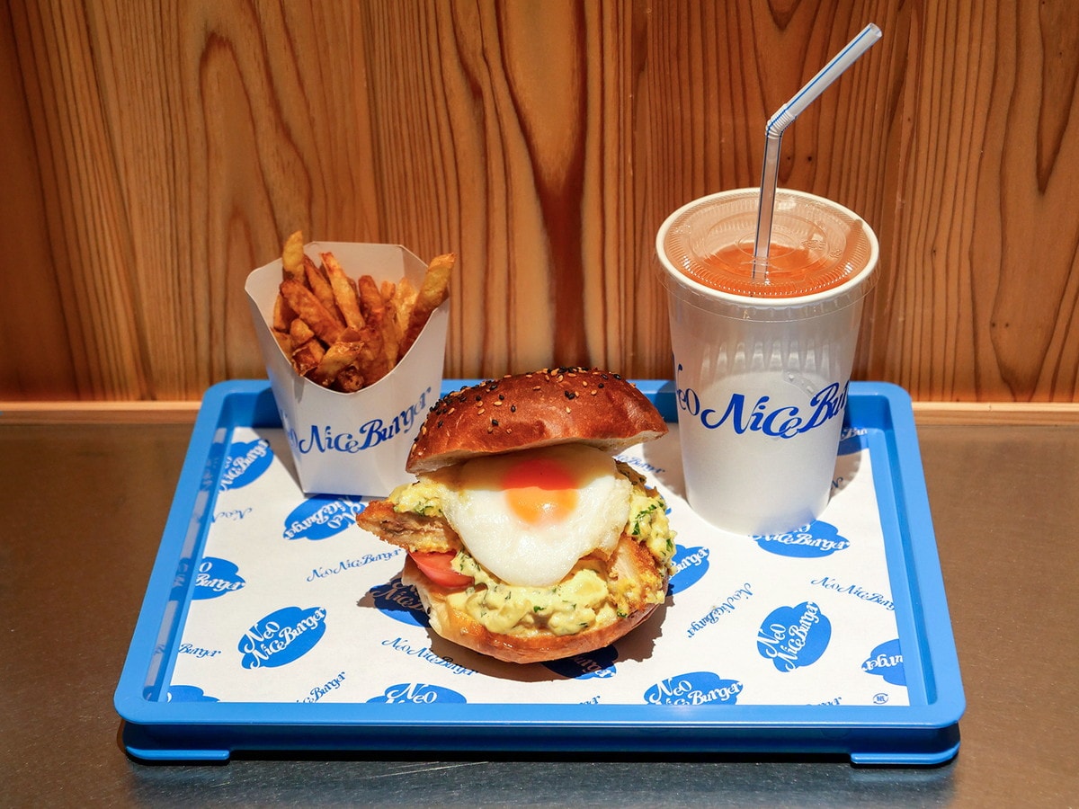 新作のテリヤキたまごサラダチーズバーガー（単品税込760円、セット税込1260円）（筆者撮影）