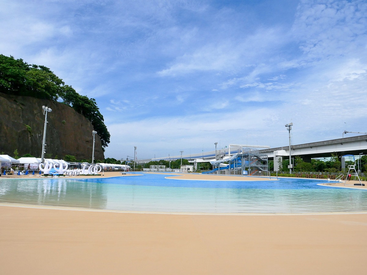かつての海水浴場をイメージしたアプローチ（筆者撮影）