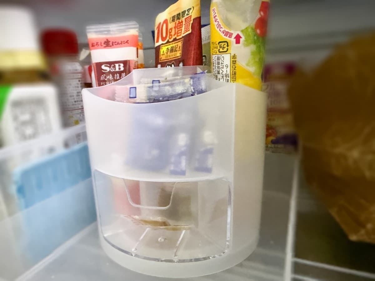 冷蔵庫に回転式ペンホルダー
