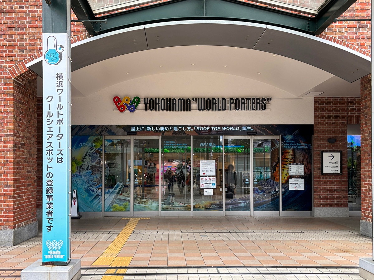 クールシェアスポットとして500人程度のスペースが確保されている、横浜ワールドポーターズ（筆者撮影）