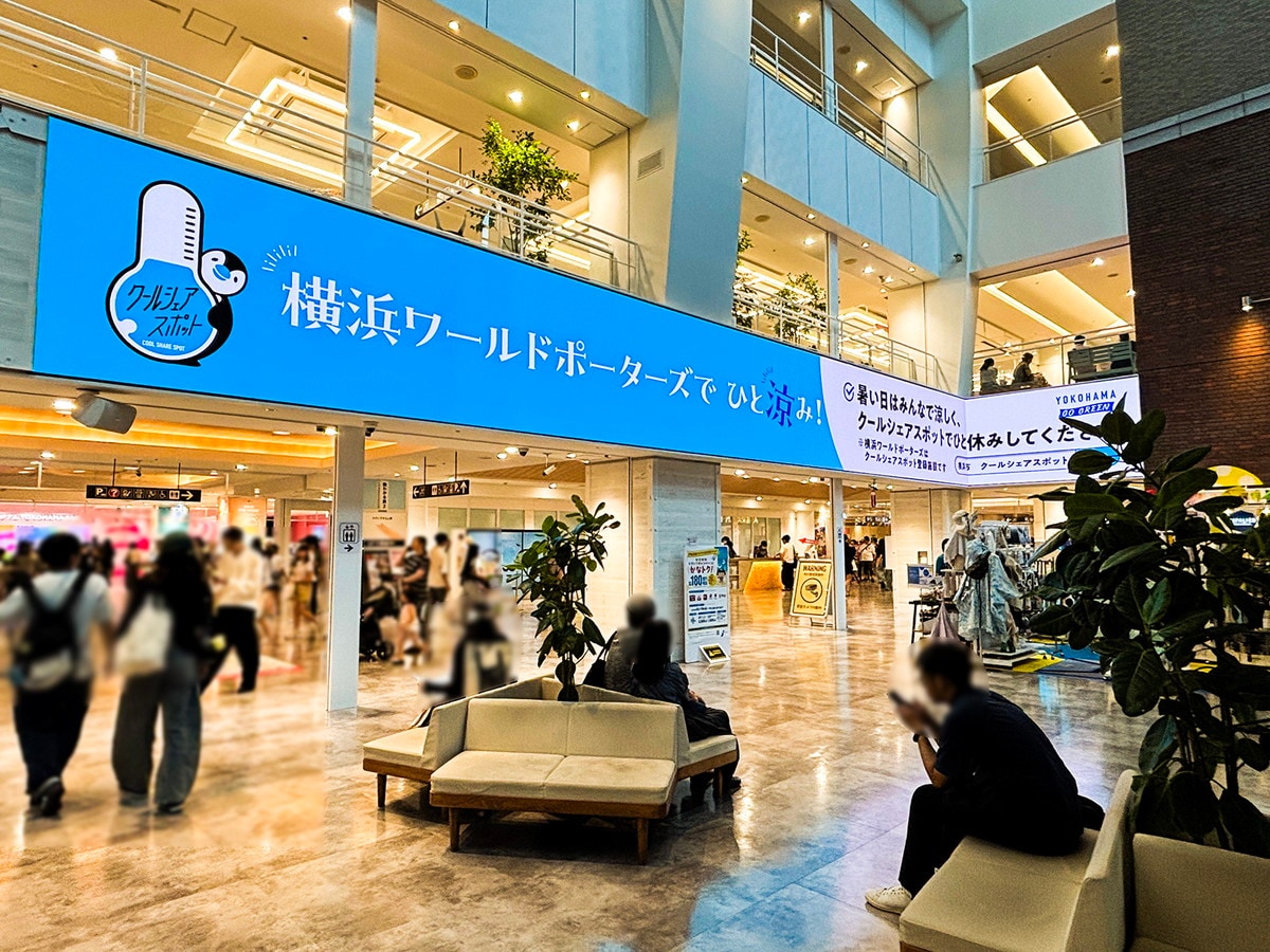 館内2階にある横幅18メートル超の「大型層間サイネージ」にもクールシェアスポットについてのPRが表出（筆者撮影）