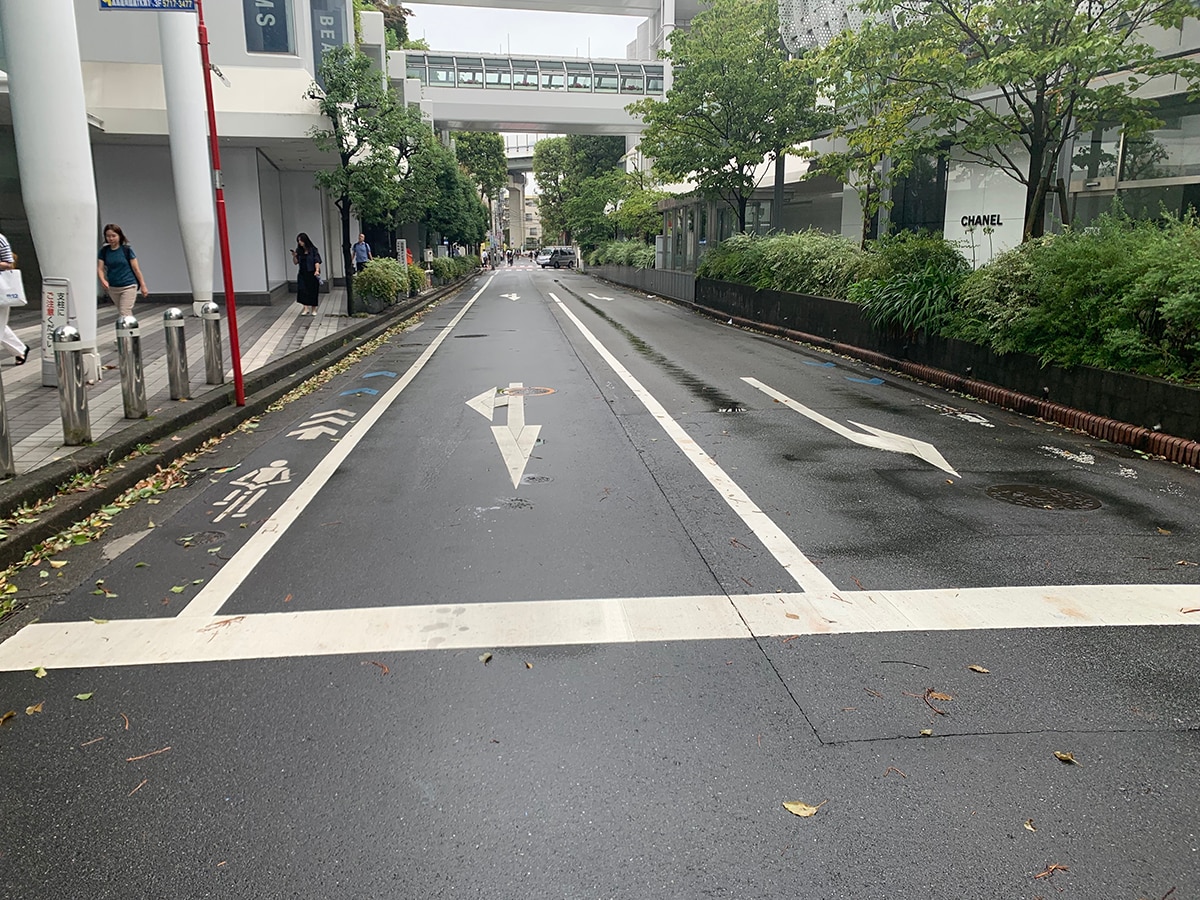 一方通行の逆走で取り締まられると反則金は6000円。まずは標識等で要確認　※画像出典：『2026年4月1日青切符制が新導入!! 自転車反則金時代到来!最新法改正&安全ガイド』（講談社）