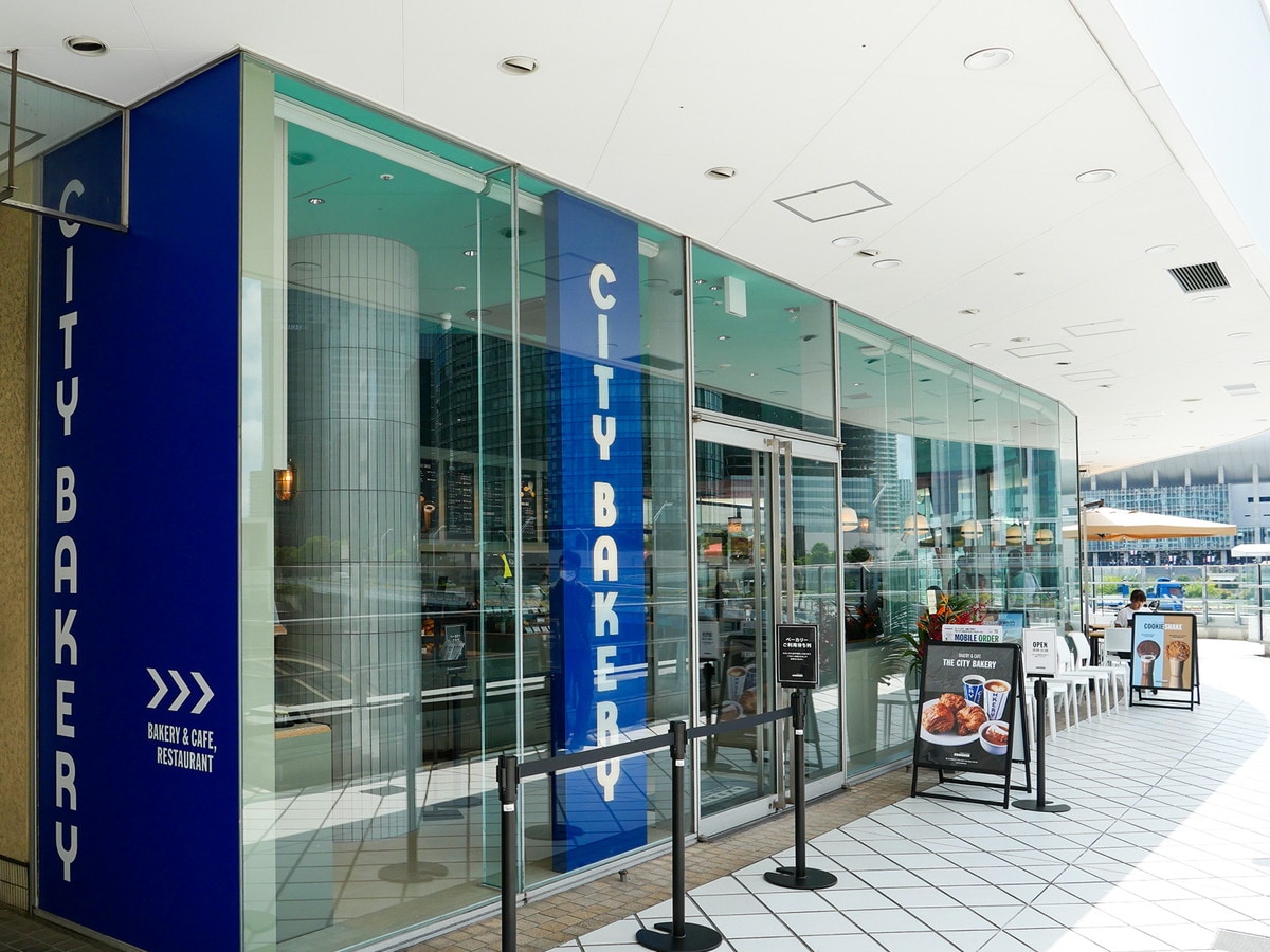 横浜ベイクォーター3階に「THE CITY BAKERY」がオープン。運河側のベーカリー＆カフェ入口（筆者撮影）