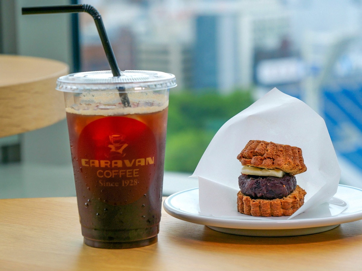 アメリカーノ（アイス 税込600円）、CARAVAN COFFEEのコーヒーあんバタースコーン（税込450円）（筆者撮影）