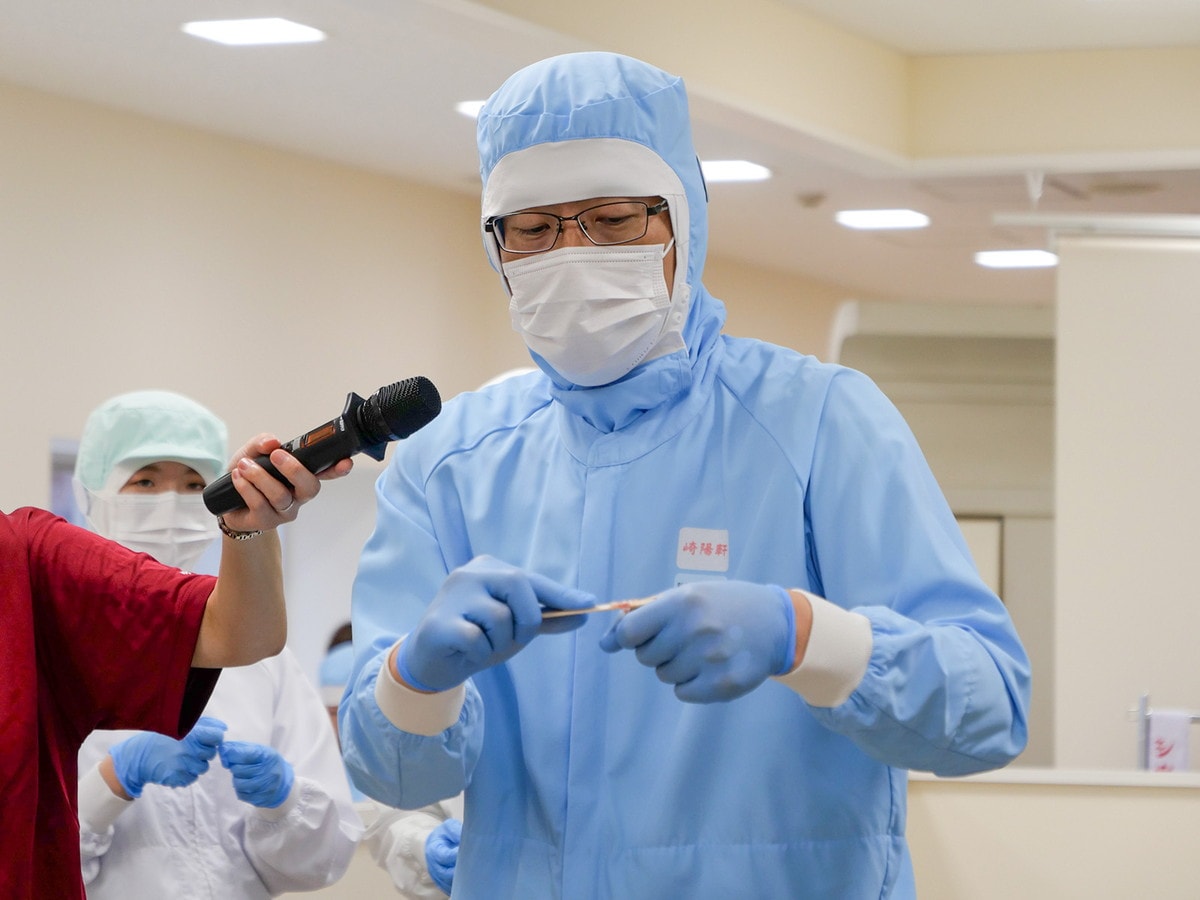 崎陽軒 新商品開発担当の皆さんが包み方をレクチャー（筆者撮影）