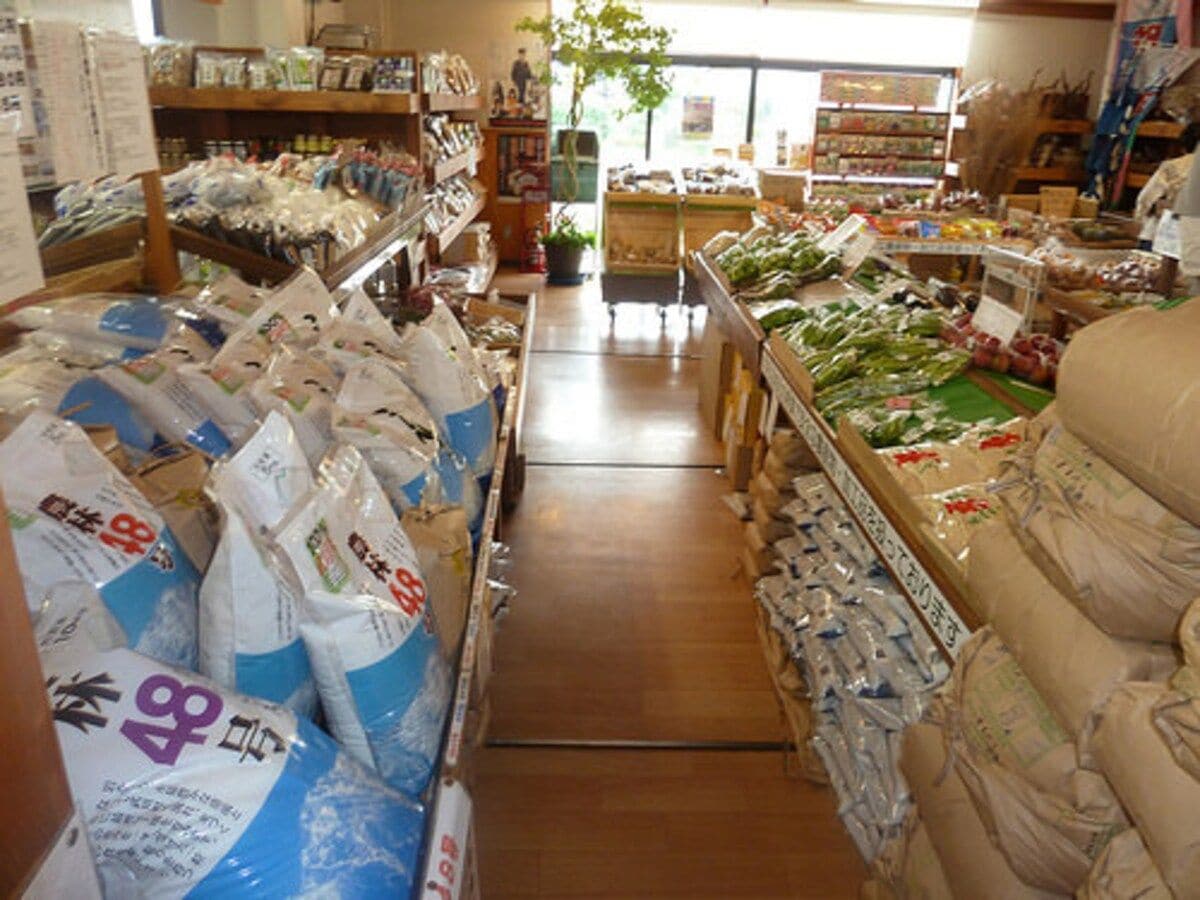 米や野菜が並ぶ店内（写真提供：一般社団法人 北杜市観光協会）