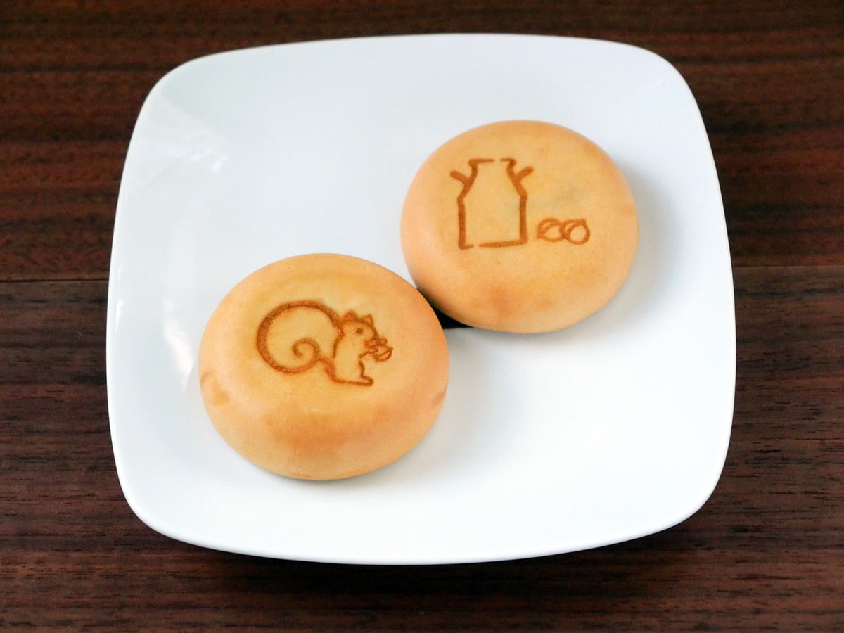 定番商品「はちまんじゅう」（手前、税込285円）と「はちまんじゅう（クルミッ子キャラメル）」（後ろ、税込302円）（筆者撮影）