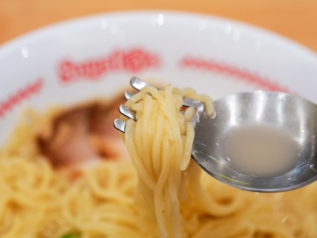 麺とスープが同時に味わえて便利（筆者撮影）
