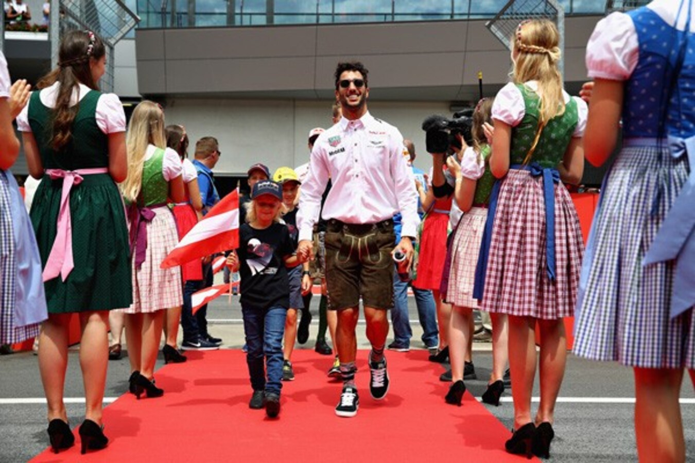 F1から消えるのはレースクイーンではなく グリッドガール 彼女たちの代わりに登場するのはグリッド Citrus シトラス