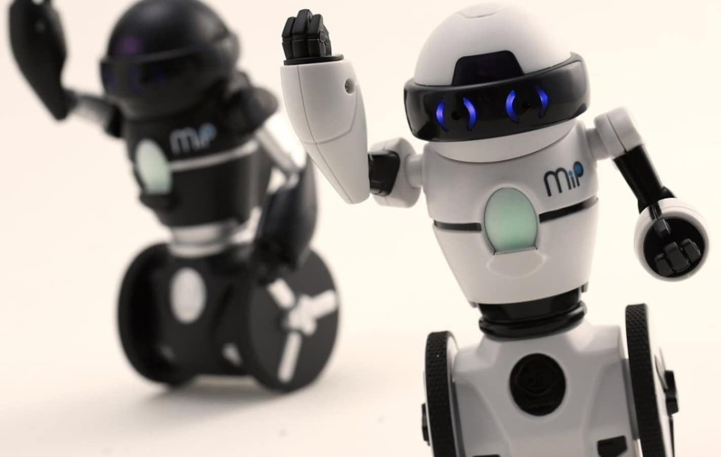 Робот сервер. Робот hello mip Robot. Колесо для робота. Робот на колесиках. Детский умный робот на колесах.