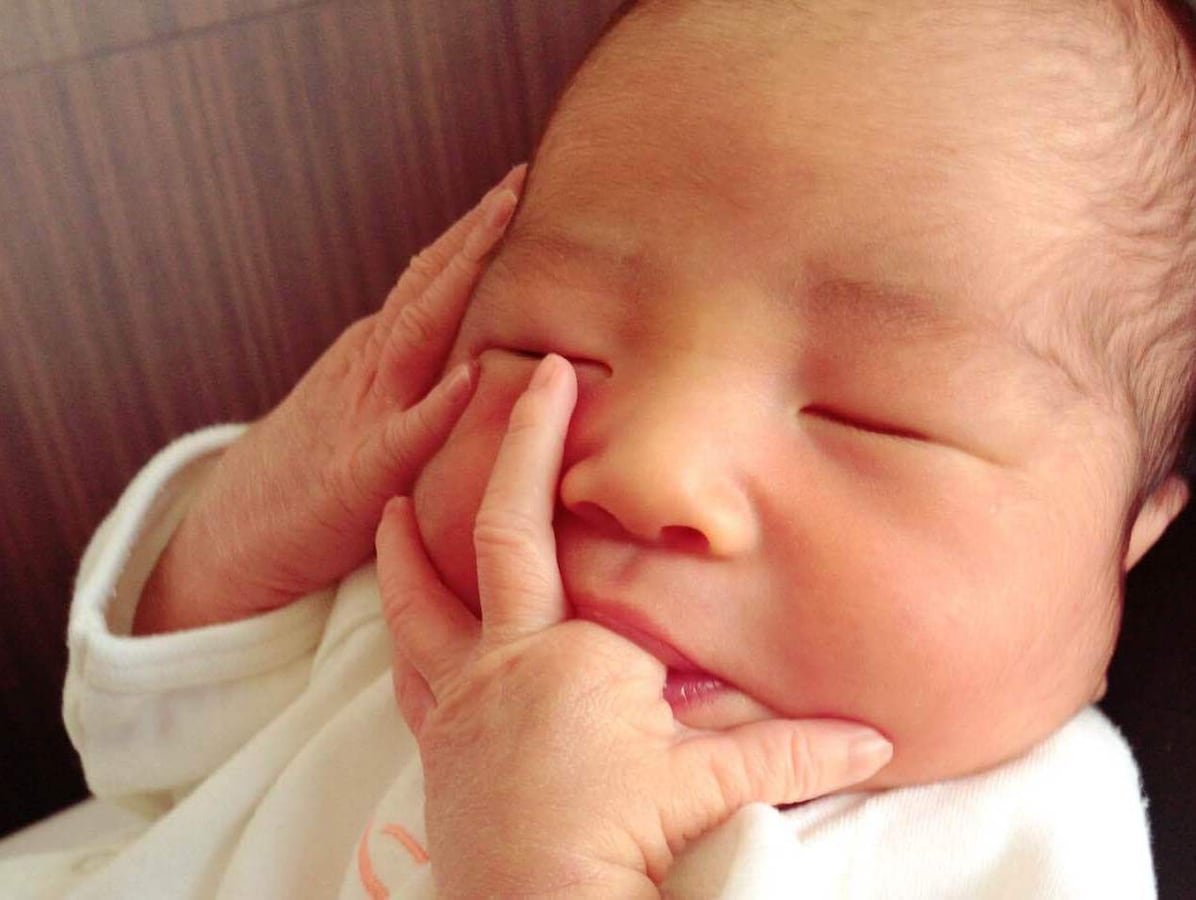 赤ちゃんの反射のフシギに迫る 指を握る 寝ながら笑うのは何故 All About オールアバウト