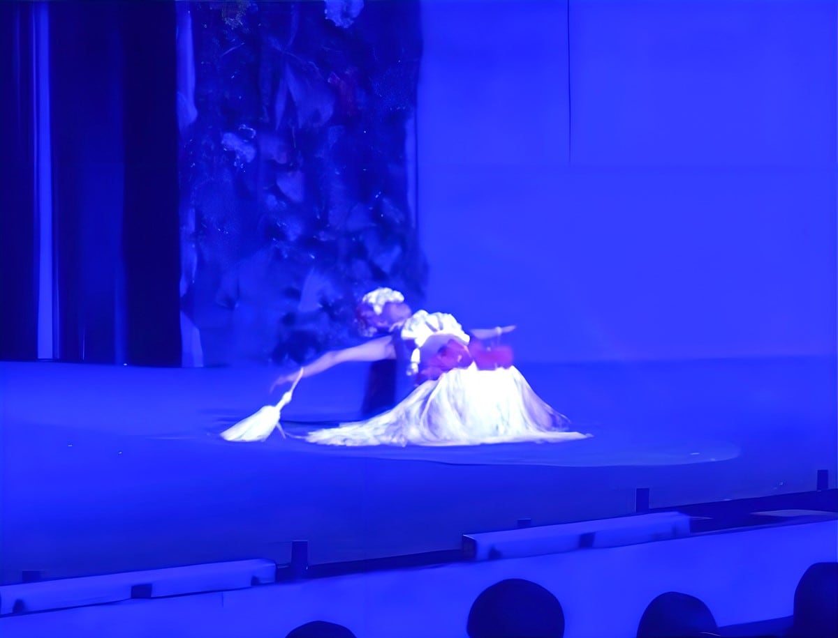 ソロダンサーの見せ場でもあるタネイムアのバックベント