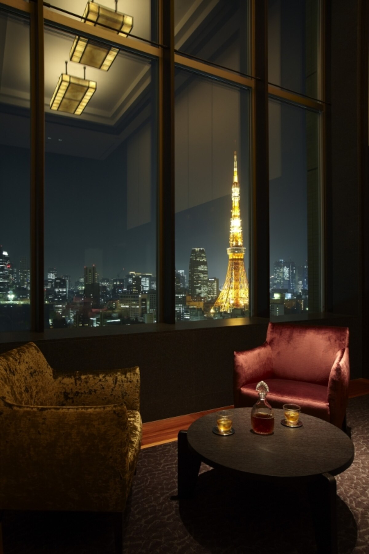 プレミアムビューラウンジから東京タワーのライトアップを眺める