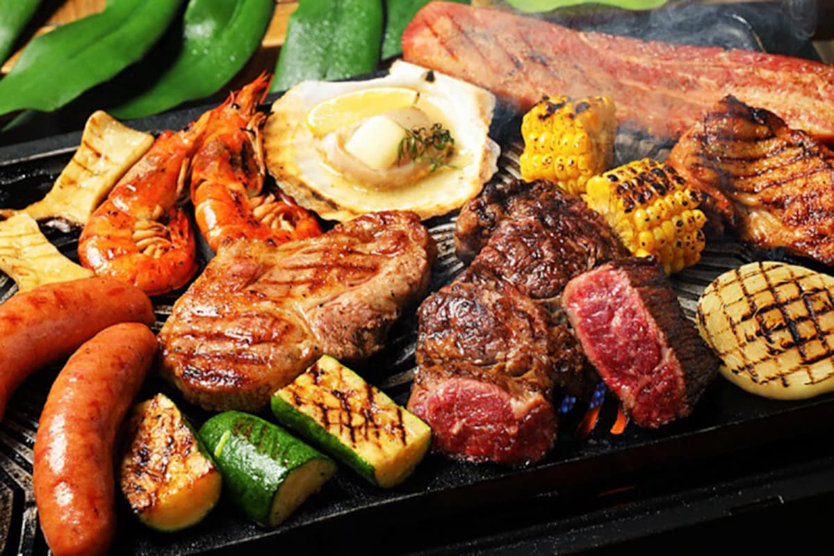 お肉に加えてホタテやエビなどの海鮮も味わえる「プレミアムBBQコース」(画像はイメージ、画像提供:山手十番館)