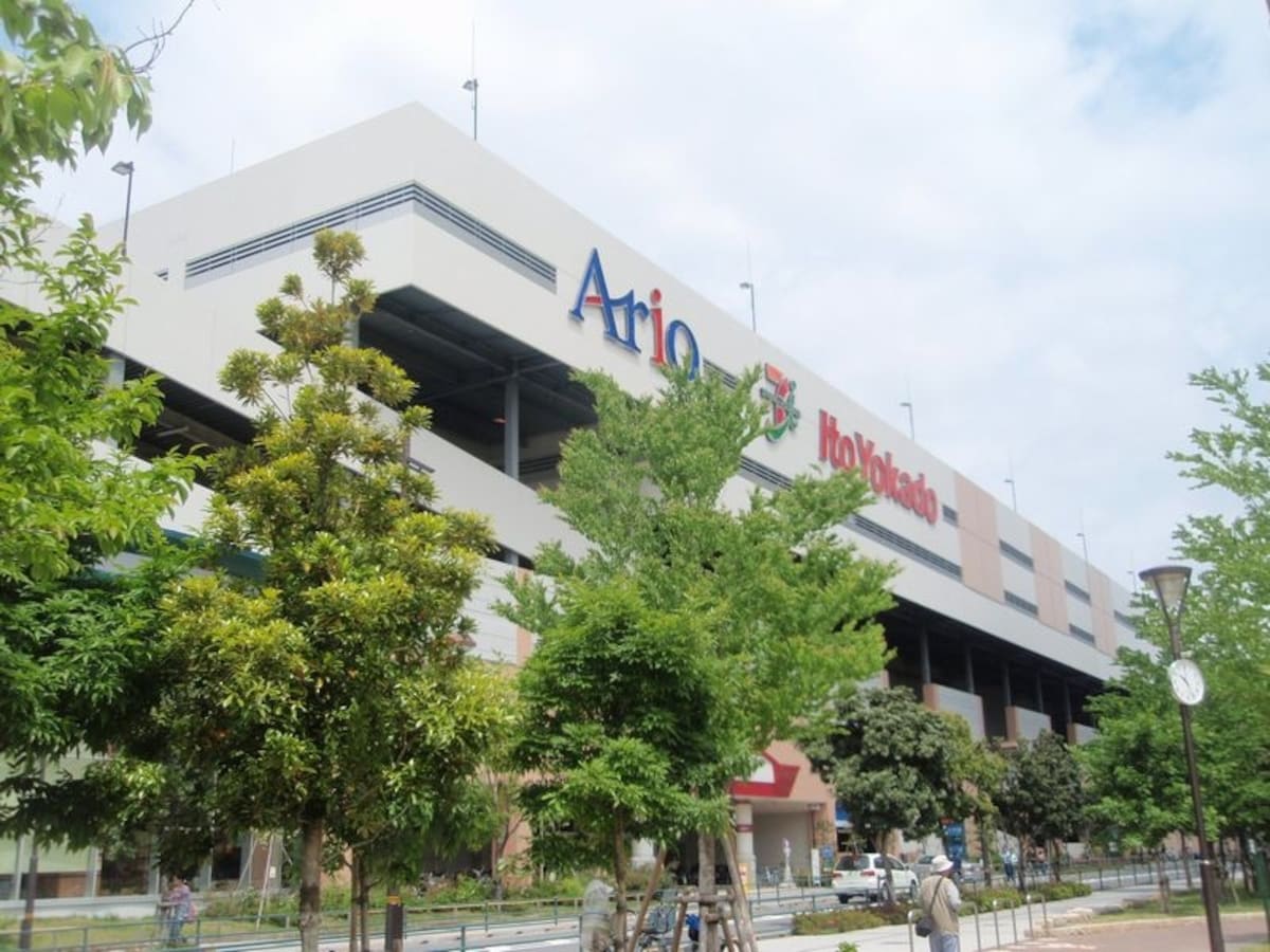 アリオ西新井は、150店舗以上の専門店やシネマコンプレックスが入る複合商業施設