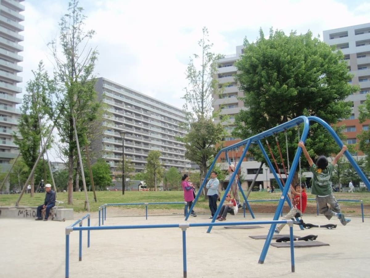 開発エリア内にできた「西新井さかえ公園」週末は、小さい子供を連れた親子が賑わう