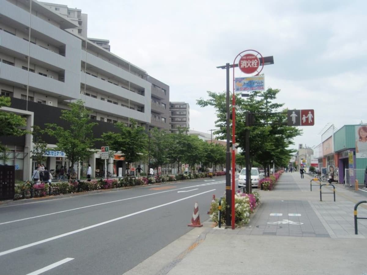 駅からアリオ西新井に向かうメインストリートundefined歩道が広く、安全だ