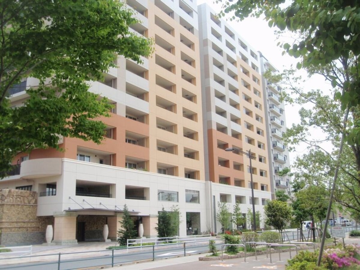 通りや公園に向かって、マンションが並び立つundefined人の目がいきとどきやすい街区配置