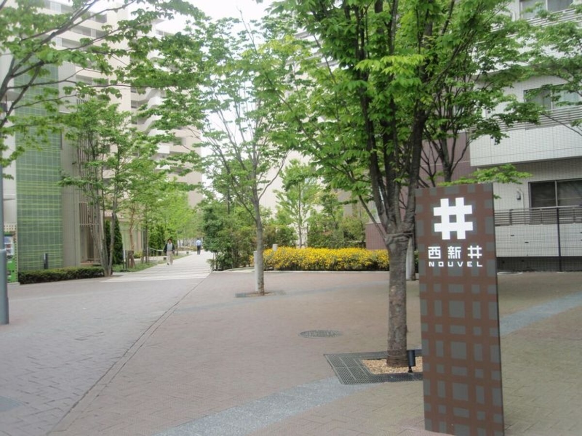 西新井ヌーヴェルの中の街区内の小路undefined人車分離されているので、安心して歩ける