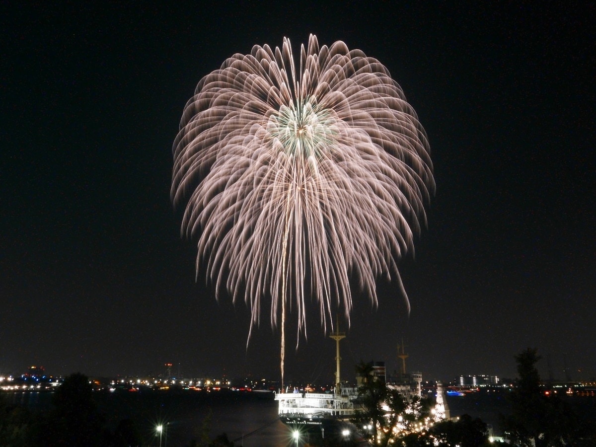山下公園沖合いから打ち上げられる、スパークリング花火（2018年7月15日撮影）※スターホテル横浜（閉館）の協力で高層階の部屋のバルコニーから撮影