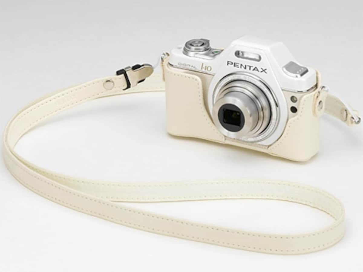 Optio I-10の専用ケース。首や肩からぶら下げて、すぐに撮影ができるようになっている。