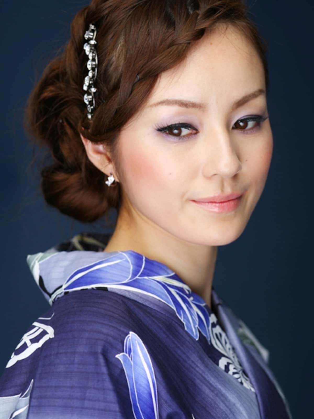 シックな浴衣には艶やか浴衣美人メイク！