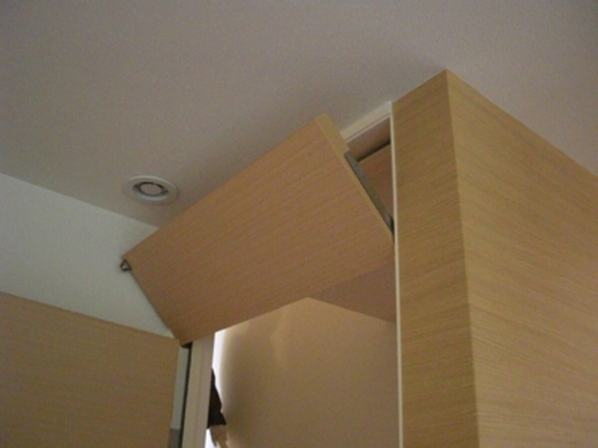 現代の欄間の実例。ドア上部に設けることで風の通り道を作っている（写真はミサワホームのモデルハウス。クリックすると拡大します）