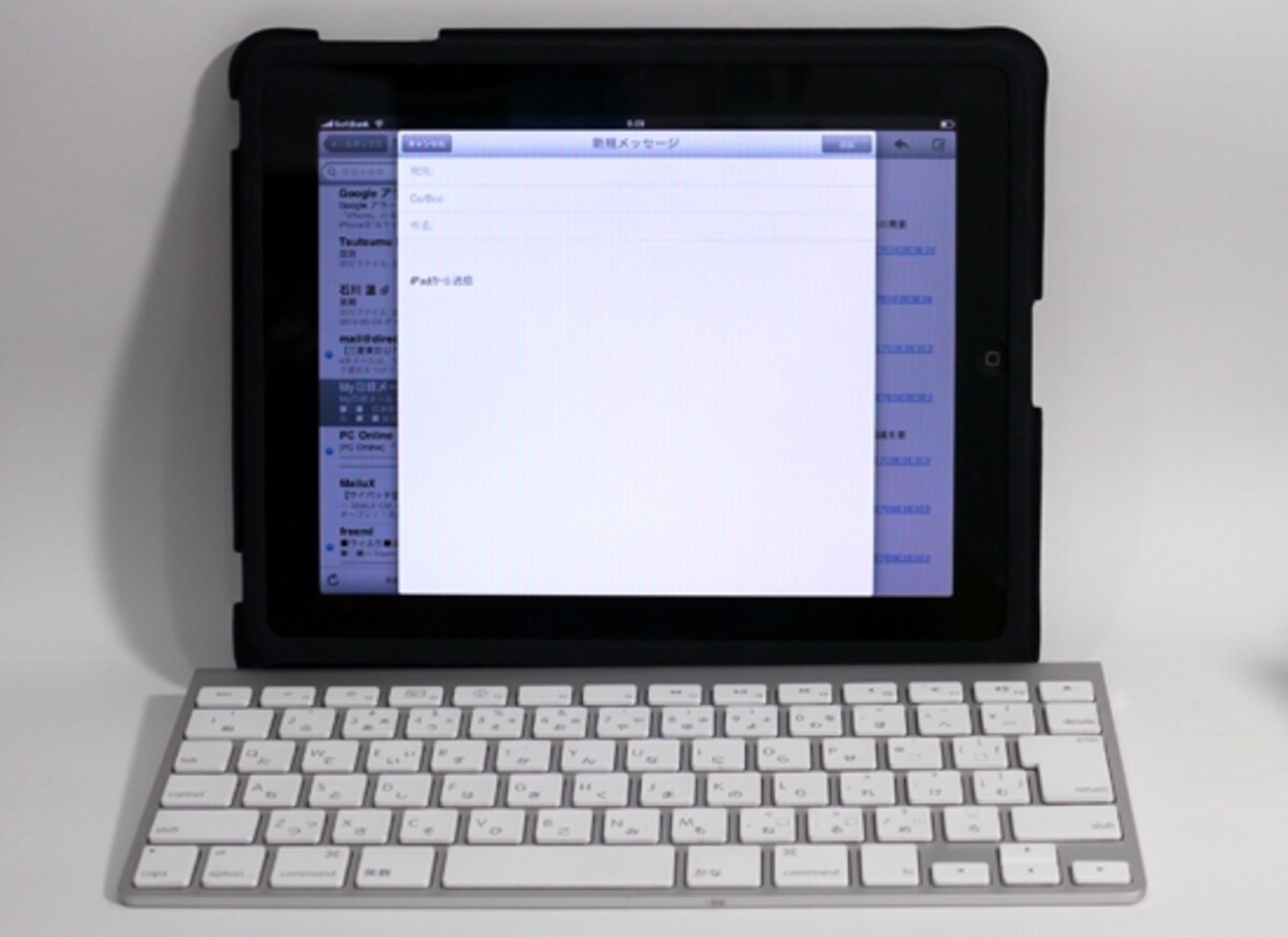純正ケースであれば、本体を立てて使うことができる。キーボードとの組み合わせも便利