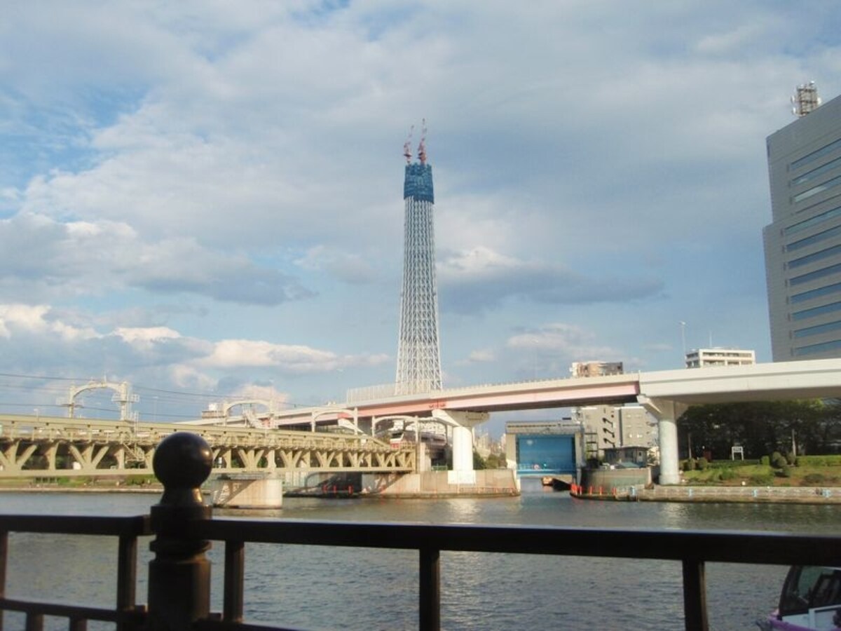 隅田川から工事中の『東京スカイツリー』を望む（2010年4月撮影）。
