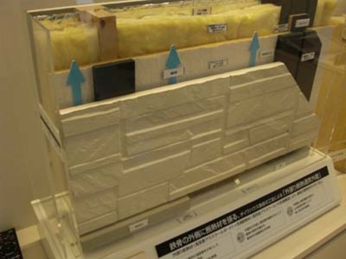 「外貼り通気断熱工法」の模型。プレハブ工法の中でこのような仕組みを採り入れたのは珍しく、他社との差別ポイントになっている（クリックすると拡大します）