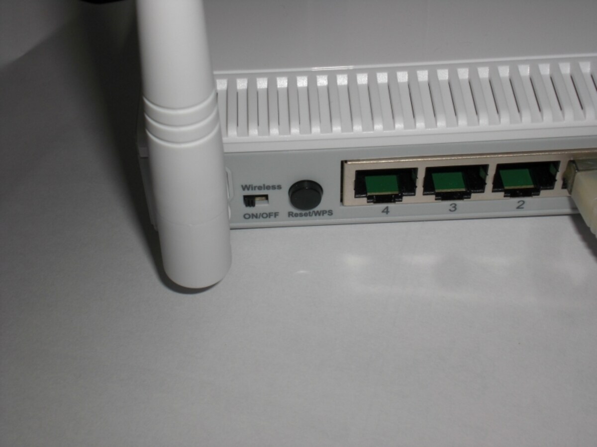 裏面にある工場出荷時に戻すリセットスイッチ（中央）
