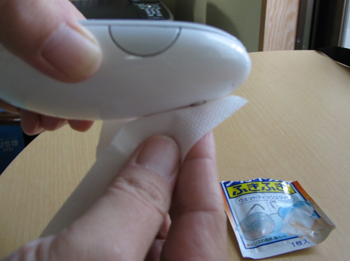 裏返すことで、ボールの隙間からゴミが出てきます。※あまりボールを強く抑えすぎないように注意しましょう！（クリックで拡大）