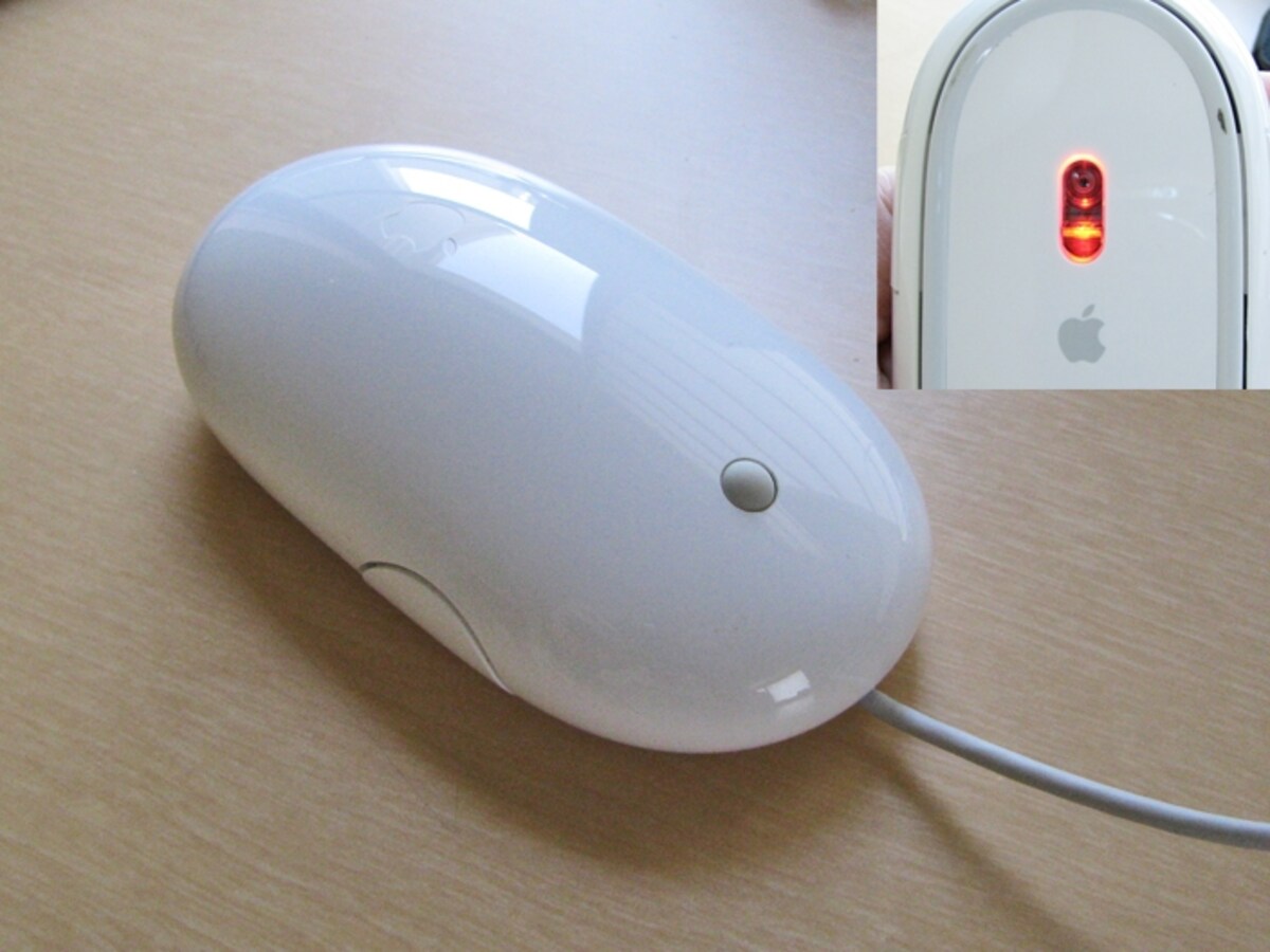 iMacなどに標準で付属する「Mighty Mouse」。光学式のためツルツルした机などではつかいにくい（クリックで拡大）