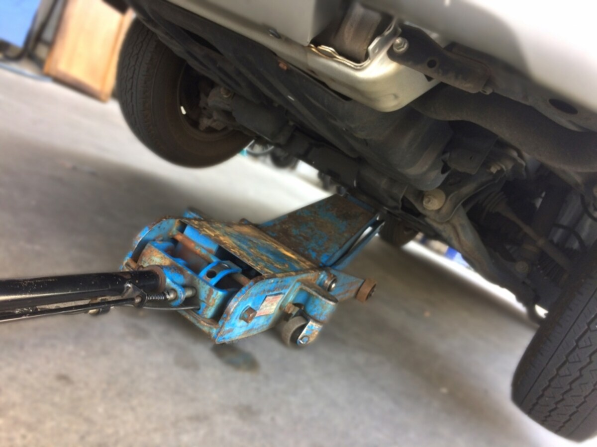 ドライブシャフトブーツの破損は早期に発見したいところ