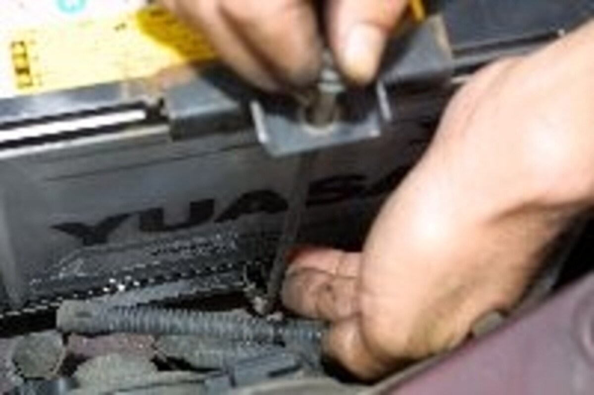 ブラケットの固定ナットを緩める その2