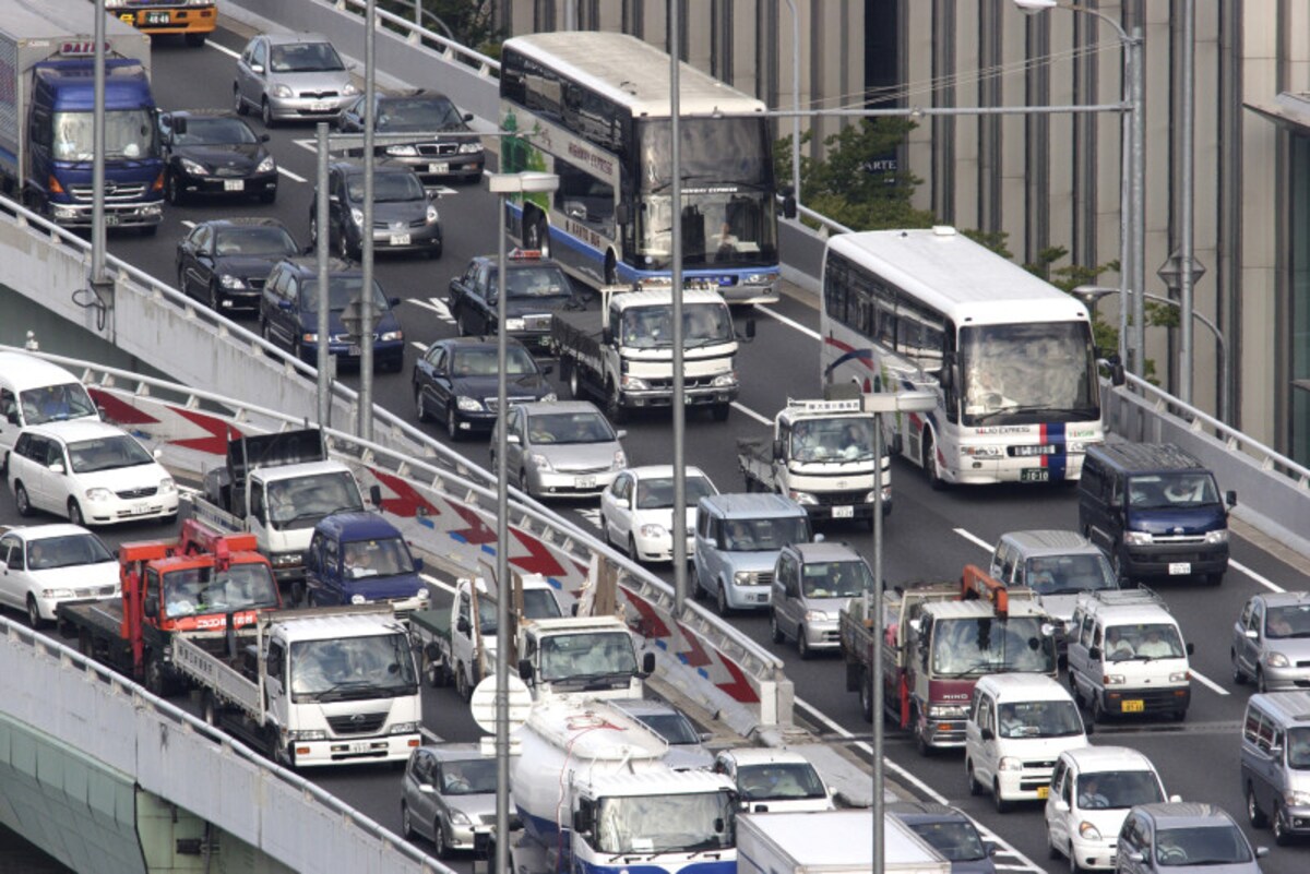 夏場のトラブルで多いのが、バッテリー上がりです。炎天下で渋滞に巻き込まれたときが、実は最も危険な状態です
