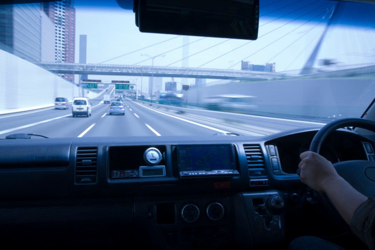オートエアコン装備車であれば、風量をオートに設定し、温度を少し高めに設定することで、電力消費も抑えられるはずです