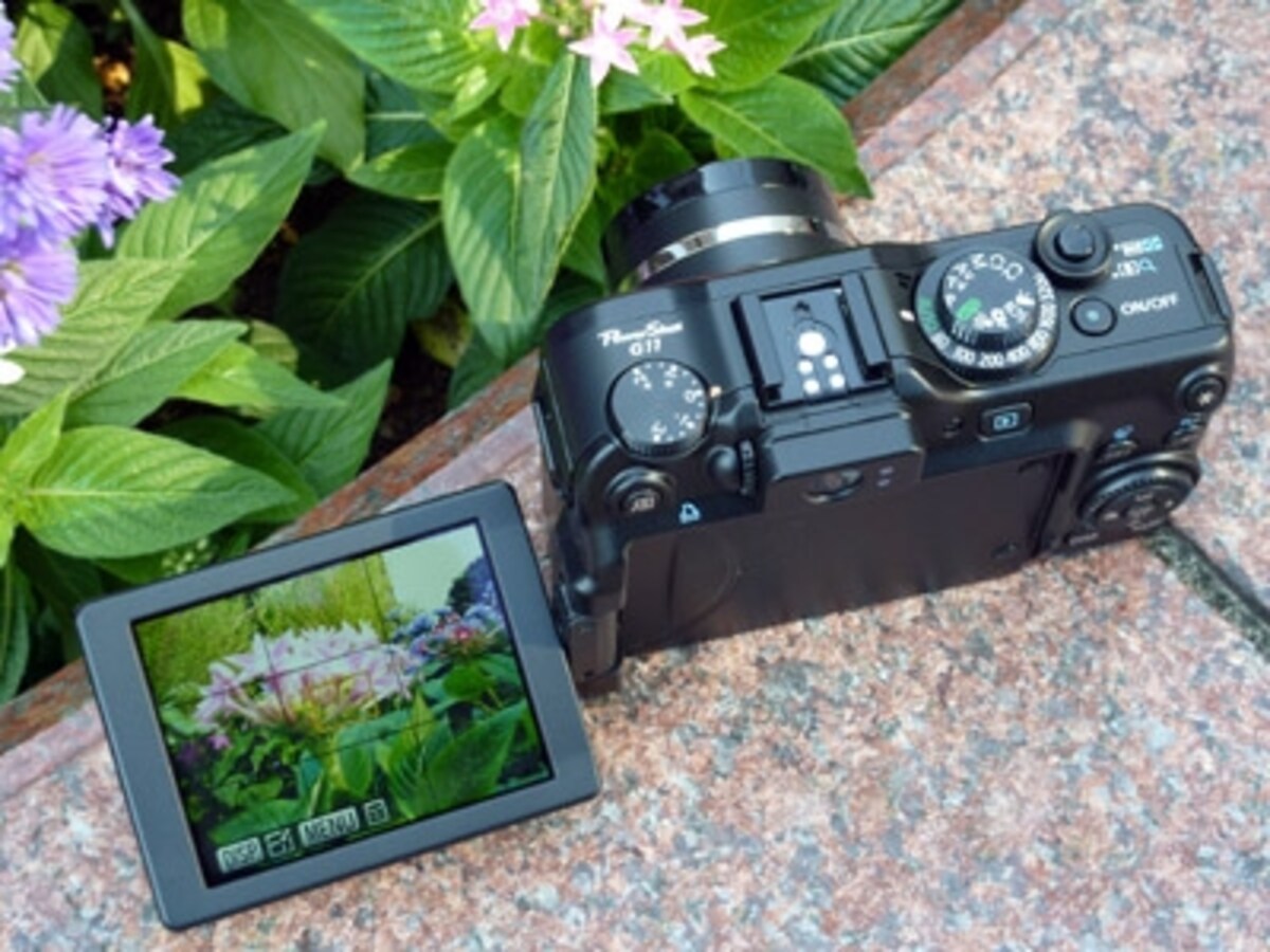 バリアングル式液晶ディスプレイは便利なことこの上ない。