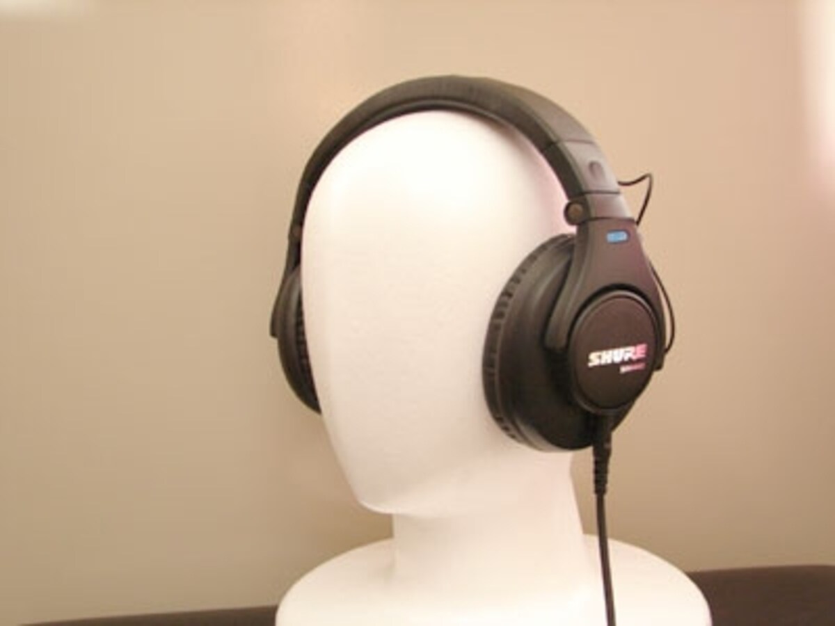 SHURE SRH440 の装着イメージ。undefinedヘッドバンド頭頂部の「SHURE」ロゴがカッコいい。