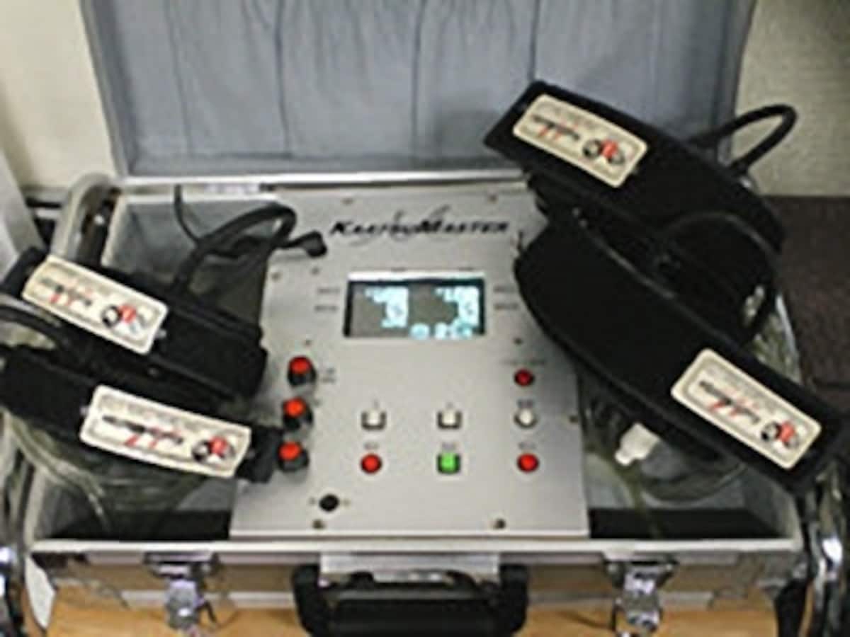 加圧トレーニングは専用のバンドで腕や脚の付根を締め付けて行います。写真中央の器具が圧を測りながらベルトを締める装置です。横にある黒いベルトを巻き加圧していきます